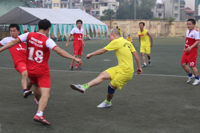 Các cầu thủ tham gia giải đều thi đấu đẹp và hết mình.