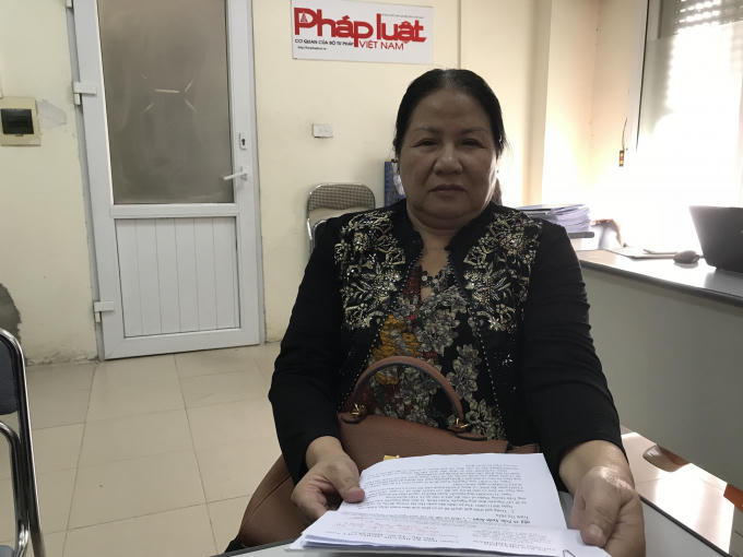 Bà Trần Thanh Bình trao đổi sự việc với phóng viên Báo PLVN.