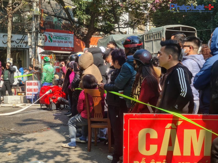 Người dân theo dõi công tác chữa cháy, cứu hộ cứu nạn.