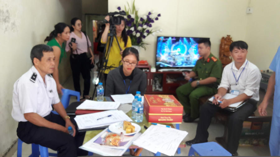 Đoàn kiểm tra liên ngành của Tỉnh kiểm tra cơ sở sản xuất bánh trung thu.