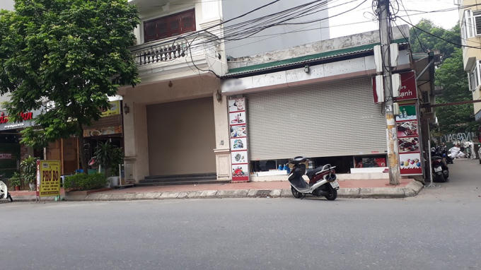 Cảnh tượng vắng vẻ tại phố Nguyễn Sơn. Những biển hiệu có chữ "xách tay" đều đã bị bóc gỡ.