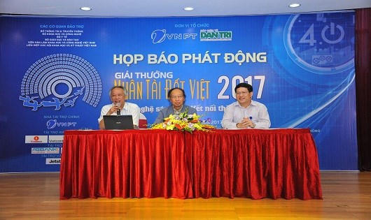 Đại diện Ban tổ chức và Ban Giám khảo trao đổi với các cơ quan báo chí trong họp báo phát động Giải thưởng Nhân tài Đất Việt 2017.