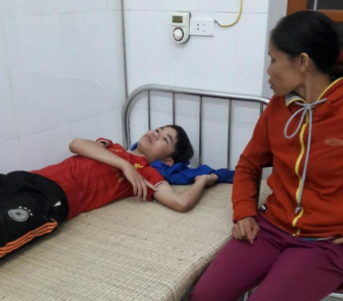 Sầm Đức Mạnh được đưa tới bệnh viện điều trị sau vụ việc.