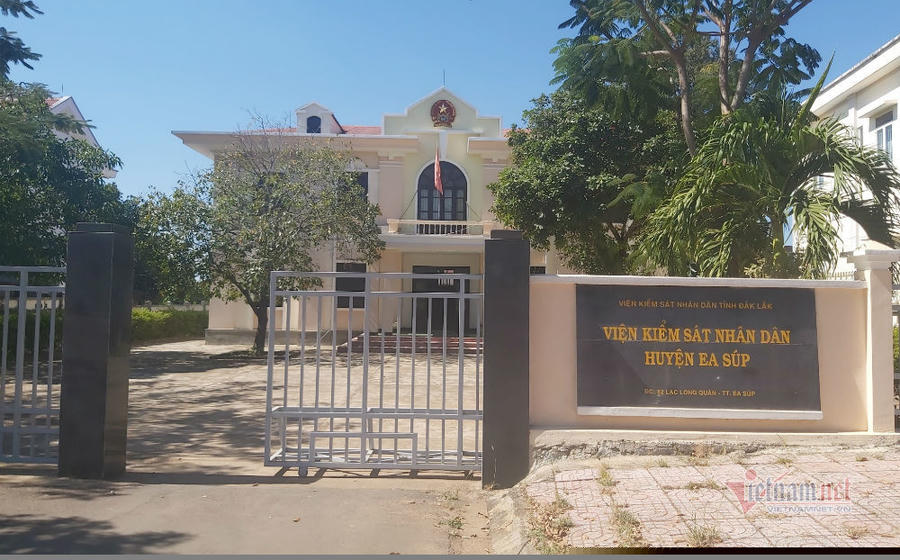 Huyện ủy Ea Súp (Đắk Lắk) đang yêu cầu Viện trưởng KSND huyện báo cáo giải trình về nghi vấn đi hát karaoke "ôm"