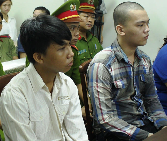 Hai bị cáo trước vành móng ngựa.