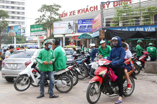 Sau khi Grab thâu tóm Uber, lượng tài xế GrabBike có hiện tượng tăng mạnh, tụ tập ngày càng đông quanh các khu vực đông khách như bến xe, bệnh viện... Tuy nhiên theo tìm hiểu, do những chiếc áo xanh hay mũ bảo hiểm đặc trưng của Grab khá dễ mua nên có không ít những người chạy xe ôm truyền thống cũng mặc áo GrabBike và đi bắt khách trực tiếp với mức giá tự thương lượng.