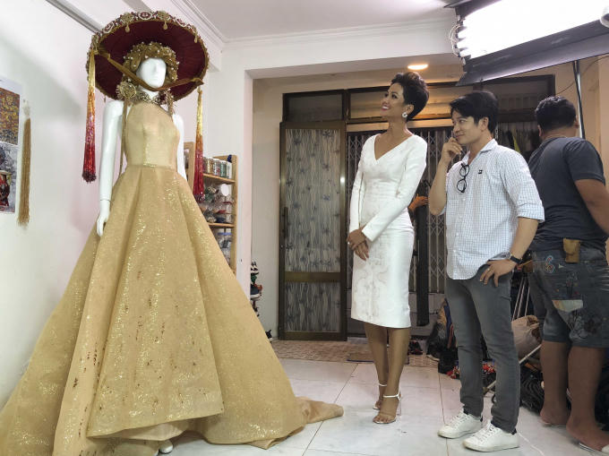 Ngỡ ng&agrave;ng khi Hoa hậu H'hen Ni&ecirc; diện trang phục c&oacute; cả rổ b&aacute;nh m&igrave;