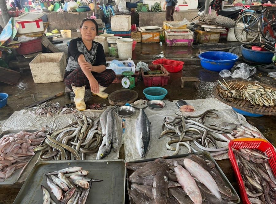 Sau khi chồng đi đánh bắt về, người vợ có thể bán đồ biển ngay trên bãi biển, cũng có thể đem ra chợ bán