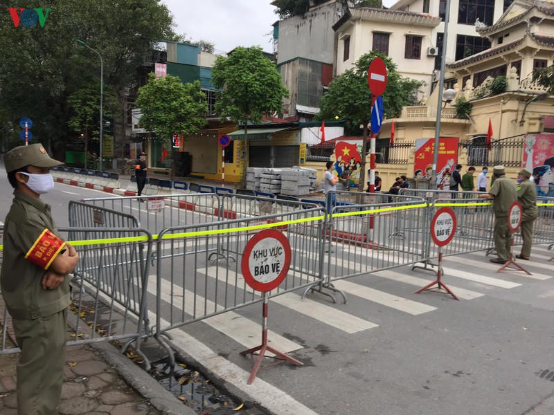 Lực lượng chức năng bảo vệ khu vực tháo dỡ 8B Lê Trực.