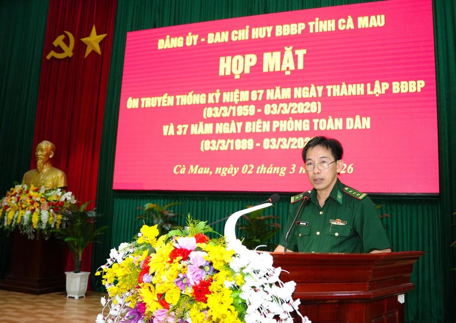 Thượng tá Đặng Việt Hùng - Chủ nhiệm Chính trị, Ban Chỉ huy BĐBP tỉnh Cà Mau, phát biểu ôn lại truyền thống tại buổi họp mặt.
