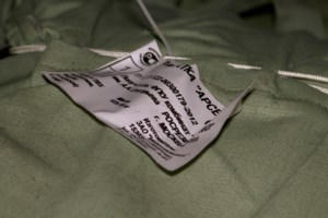 Trong các túi, đoàn cứu trợ đánh dấu, chú thích với từng tên hàng khác nhau để phân loại.