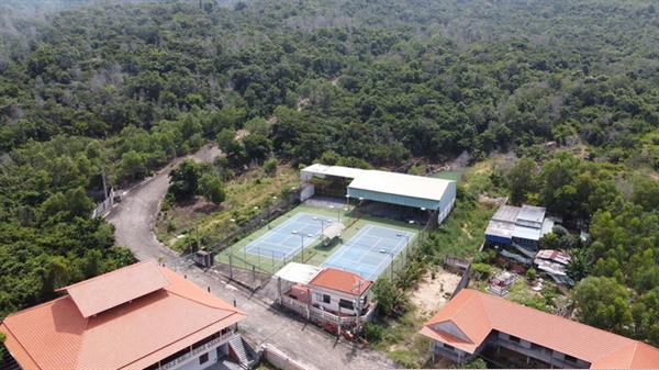 Sân tennis trong Khu du lịch Du Sơn