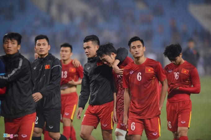 Các cầu thủ đội tuyển Việt Nam buồn bã rời sân sau trận thua trước Indonesia. (Ảnh: zing.vn)
