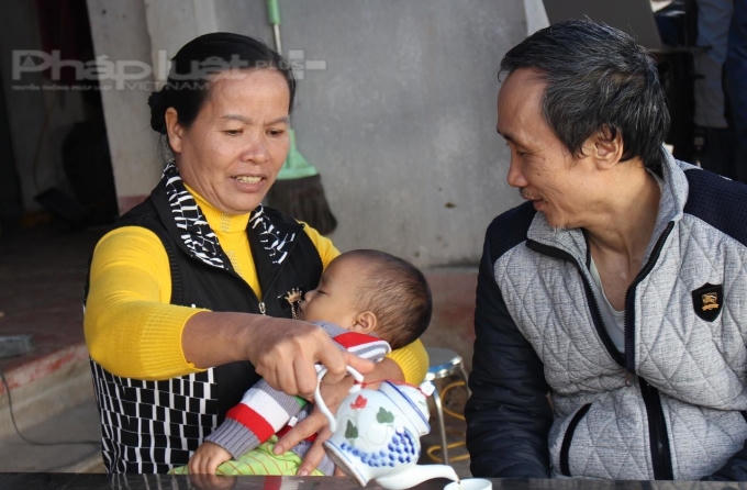 Người vợ đã không ngại gian khó, ngày ngày tháng tháng đi kêu oan cho chồng. Và giờ đây bà đã có thể vui mừng vì chồng được tự do. Ảnh Hoàng Lịnh.