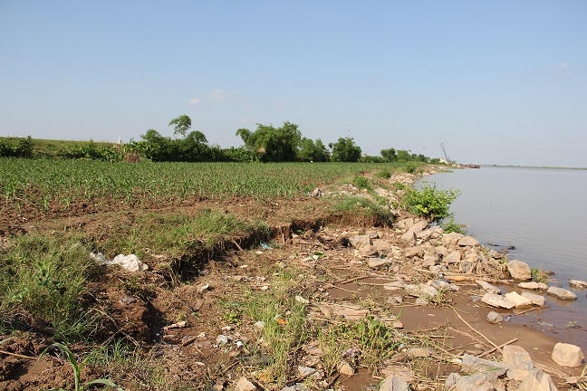 Người dân cho biết trước đây bờ sông ở tận bên ngoài nhưng do tình trạng hút cát tràn lan nên bờ kè sông Hồng đang bị sạt lở nghiêm trọng.