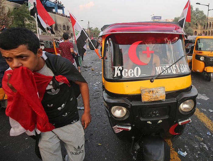 Những người nổi tiếng ở Iraq thậm ch&iacute; c&ograve;n chụp ảnh tự sướng với l&aacute;i xe tuk tuk, v&agrave; đại diện h&agrave;ng đầu của Li&ecirc;n hợp quốc tại Iraq, b&agrave; Jeanine Hennis-Plasschaert, đ&atilde; đi tr&ecirc;n một chiếc tuk-tuk khi thị s&aacute;t quảng trường Tahrir h&ocirc;m cuối th&aacute;ng 10-2019.