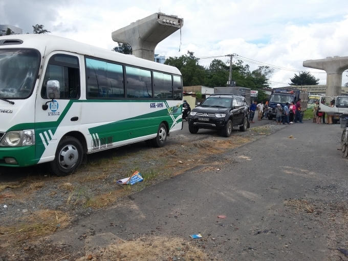 Các phương tiện được di chuyển vào lề đường,