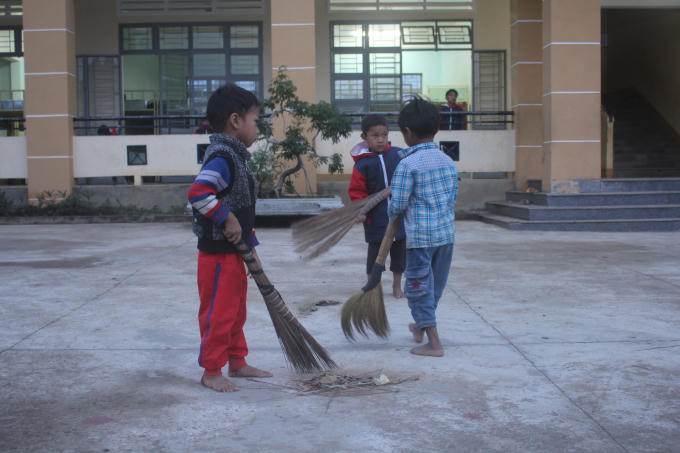 Đến trường các em học được tính tự lập về công việc, về học tập, học được sức mạnh của tập thể và biết cách vệ sinh nơi sinh hoạt.