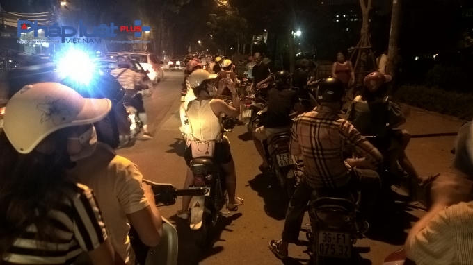 Ở phía bên kia đường Láng, rất đông người dân dừng xe lại để chứng kiến vụ việc.