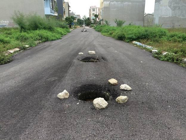 Hàng loạt hố ga nằm dải rác trên các tuyến đường của MBQH 6275 không có nắp.