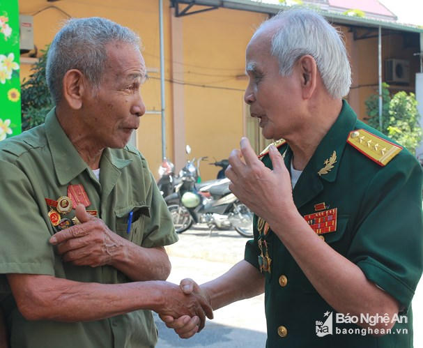 Các cựu chiến binh phần lớn tuổi đã ngoài 85 nhưng khi gặp nhau vào những ngày này dường như đều quay trở về ký ức những người thanh niên một thời hiên ngang, bất khuất giành từng mét hào, tấc đất với kẻ thù tại chiến trường ác liệt ở Điện Biên Phủ. Ảnh: Chu Thanh
