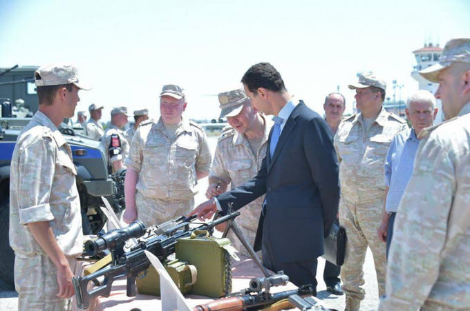 Ông Assad cũng thị sát nhiều khí tài quân sự hiện đại của Nga.