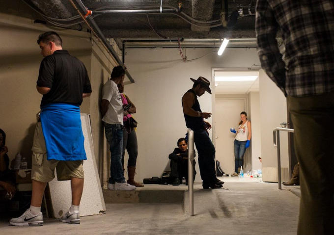 Khác với Becker, Chase Stevens của Las Vegas Review-Journal chạy đến Las Vegas Strip với ý thức là vụ xả súng đang diễn ra. Stevens bước vào bên trong hậu trường sân khấu và chụp cảnh những người mới 1 tiếng trước còn đang trình diễn trên sân khấu. Stevens đã làm việc với Las Vegas Review-Journal trong 5 năm. Anh ta thường được giao các ca ban đêm và cũng từng chụp vài vụ giết người. "Tất cả những bức ảnh tôi chụp trước đây đều không thể sánh được với chuyện này. Thật là điên rồ", Stevens nói với Time. (Ảnh: AP)