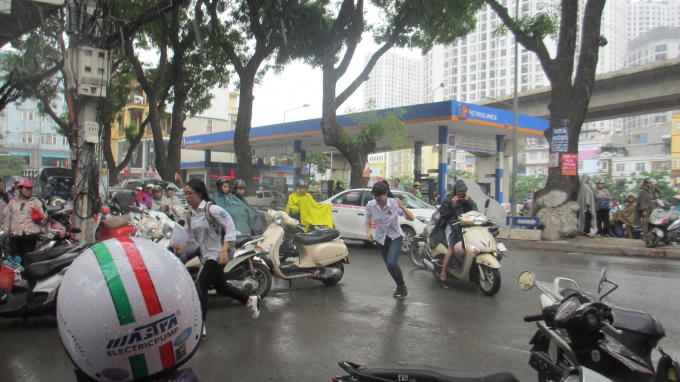 Do trời mưa nên có một số bạn vội vàng chạy để kịp giờ vào phòng thi.