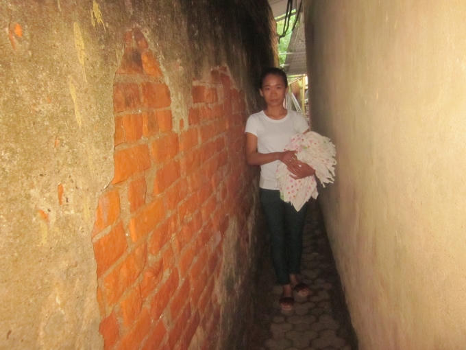 Lối nhỏ đi vào một dãy lớp học trong trường chỉ vừa một người đi. Ảnh: Nguyệt Chi