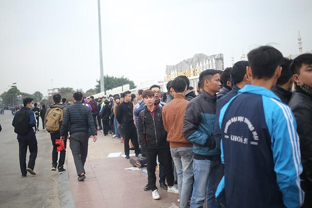 Bên ngoài sân, hàng dài người hâm mộ vẫn phải chờ đợi đến lượt mình