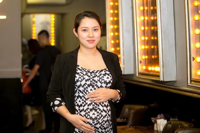 Mặc dù mang thai tháng thứ 7 nhưng Bảo Trâm vẫn đến chúc mừng 4 chàng trai này.