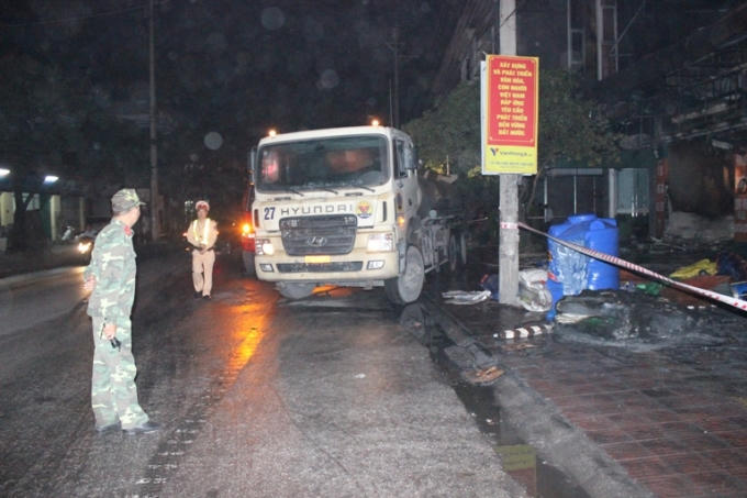 Xe môi trường được huy động hỗ trợ dập tắt đám cháy.