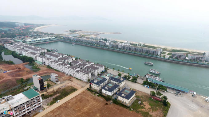 Ông Đào Hồng Tuyển cũng chính là người đã chi hơn 80 tỷ đồng để xây dựng con đường dài hơn 2 km nối đất liền với đảo Tuần Châu, khi đó còn rất hoang sơ và chưa có điện, nước. Đổi lại, ông được phép khai thác 98 ha đất trên đảo để thực hiện các dự án của mình.
