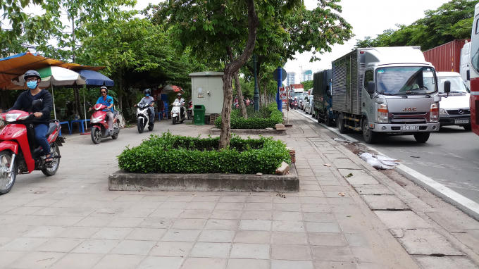 Xe máy phải chạy lên lề, còn ô tô thì chôn chân tại chỗ.