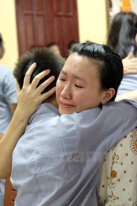 Những giọt nước mắt hạnh phúc khi thấy con trưởng thành hơn. (Ảnh: Dương Phạm/Vietnam+)