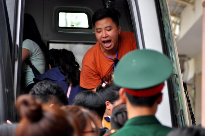 Nhiều xe đã hết chỗ nhưng dòng người vẫn quyết tâm tìm cách chen lên.