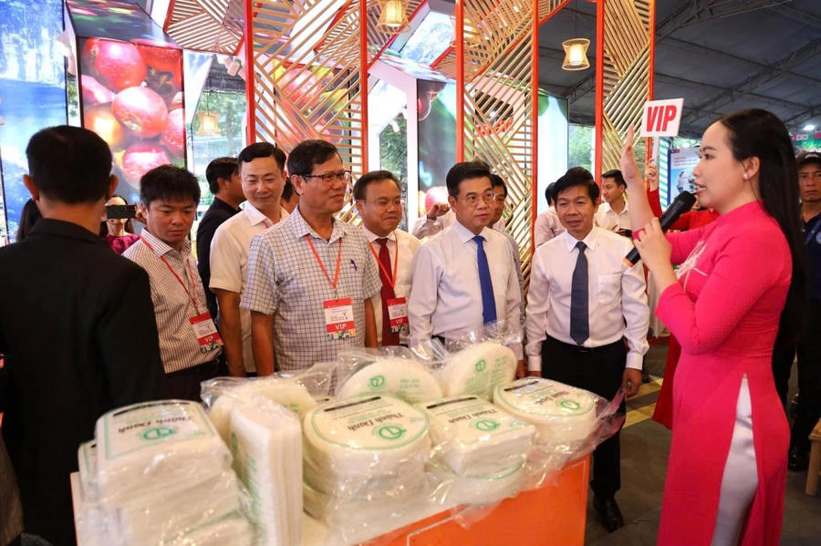 Ông Nguyễn Văn Dũng - Phó Chủ tịch UBND TP HCM (thứ 2 từ phải qua) thăm gian hàng bánh tráng tại huyện Củ Chi (cũ).