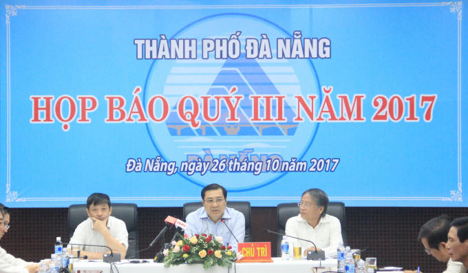 Chủ tịch UBND TP Đà Nẵng Huỳnh Đức Thơ (giữa) phản hồi thông tin với các cơ quan báo chí trên địa bàn.