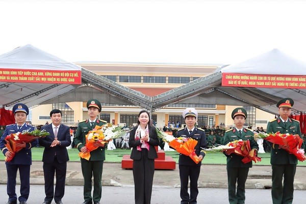 Bà Đinh Thị Lụa, Phó Bí thư Thường trực Tỉnh ủy và ông Mai Văn Quyết, Ủy viên Ban Thường vụ Tỉnh ủy, Giám đốc Sở Tài chính tặng hoa các đơn vị nhận quân.