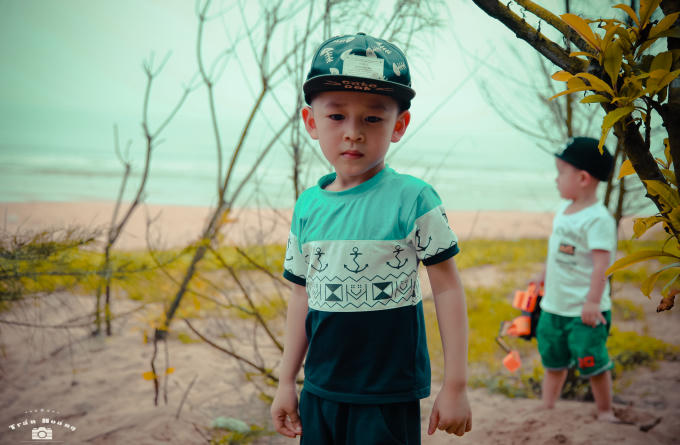 Nhiều gia đình đã chọn cho mình chỗ vắng vẻ, để trẻ em được chơi đùa bên bãi biển mùa hè.