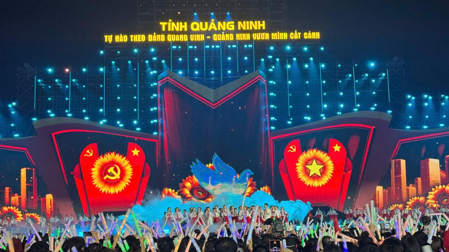 Màn trình diễn nghệ thuật hoành tráng trên sân khấu chương trình “Tự hào theo Đảng quang vinh – Quảng Ninh vươn mình cất cánh”.