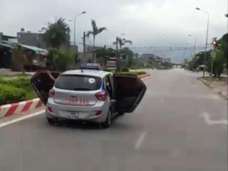 Chiếc taxi bung cửa phóng như bay trên đường tại TP Thanh Hóa. (Ảnh cắt từ clip)