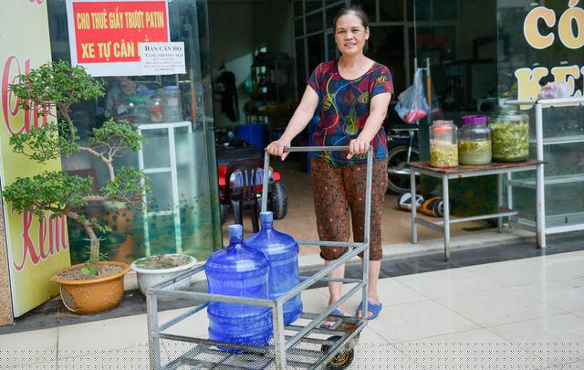 Một số ít hộ dân bất đắc dĩ phải mua những bình nước sạch để tạm sinh hoạt chờ ngày có nước. Mỗi bình nước có giá từ 15 tới 20 nghìn dồng.