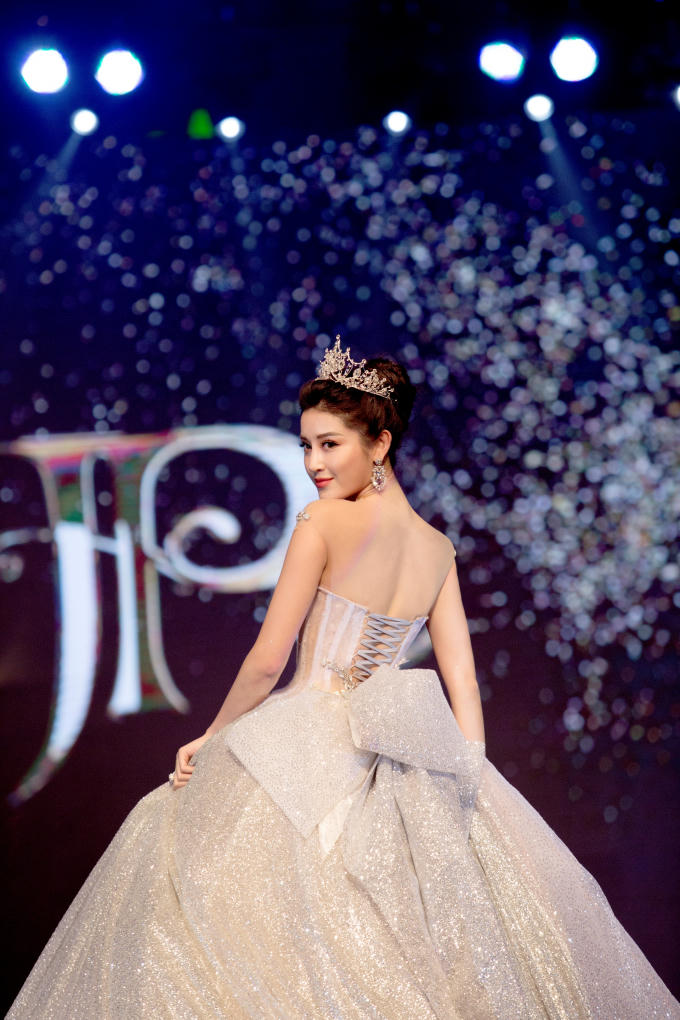 Khoác lên mình chiếc váy bồng màu bạc trắng lung linh nặng đến 25 kg, Huyền My biến thành nàng công chúa bước ra từ cổ tích.