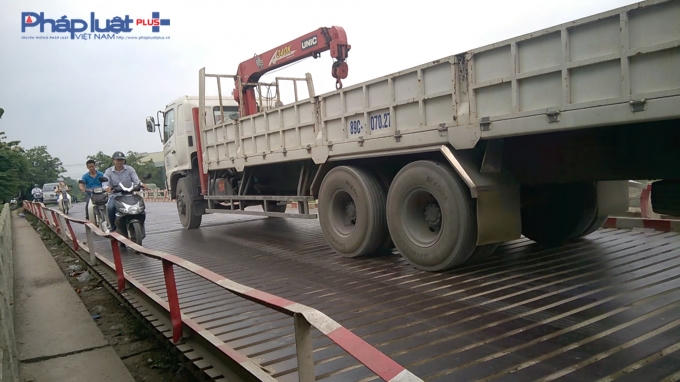 Hàng ngày, các xe quá tải so với trọng tải cho phép của cầu Chiếc vẫn ngang nhiên đi qua.