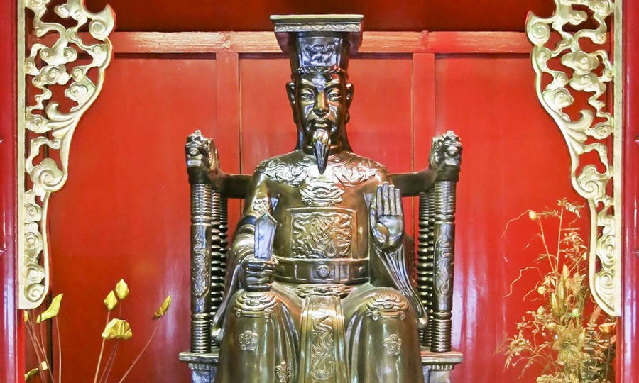 Tượng Vua Lý Thánh Tông - người quyết định đổi quốc hiệu từ Đại Cồ Việt thành Đại Việt ngay trong năm đầu trị vì, Năm Giáp Ngọ 1054.