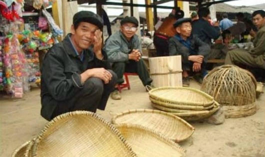 Các sản phẩm đan lát thủ công thường được người già bày bán ở các buổi chợ phiên.