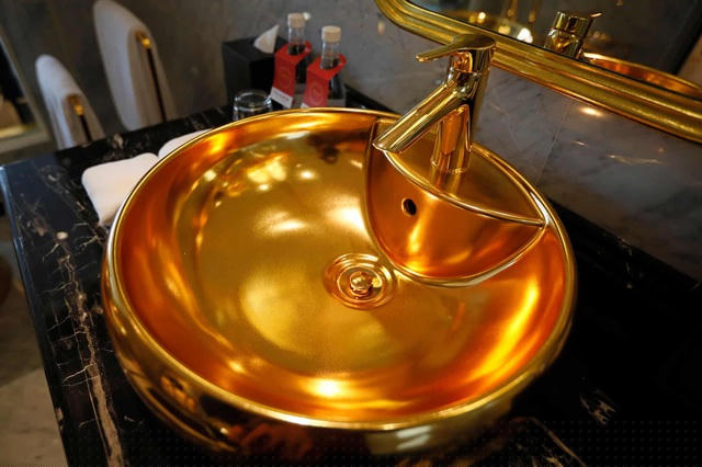 Nội thất bắt mắt trong phòng tắm. (Ảnh: Luong Thai Linh / EPA)