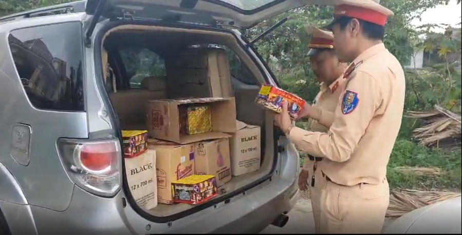 Lực lượng CSGT đang kiểm tra, thu giữ số pháo