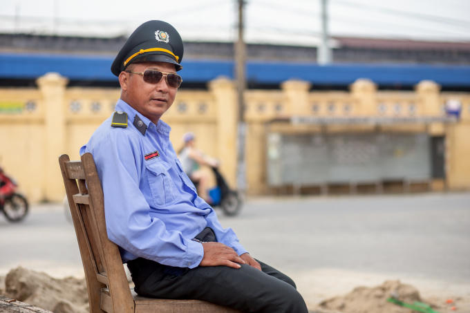 “Khu đô thị chưa hoàn thiện nên công tác bảo vệ an ninh trật tự luôn được đặt lên hàng đầu” – Người đàn ông gần 1 năm làm bảo vệ tại khu đô thị Dệt may Nam Định cho biết.